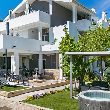 Ostanak kod kuće Holiday Home Vodice